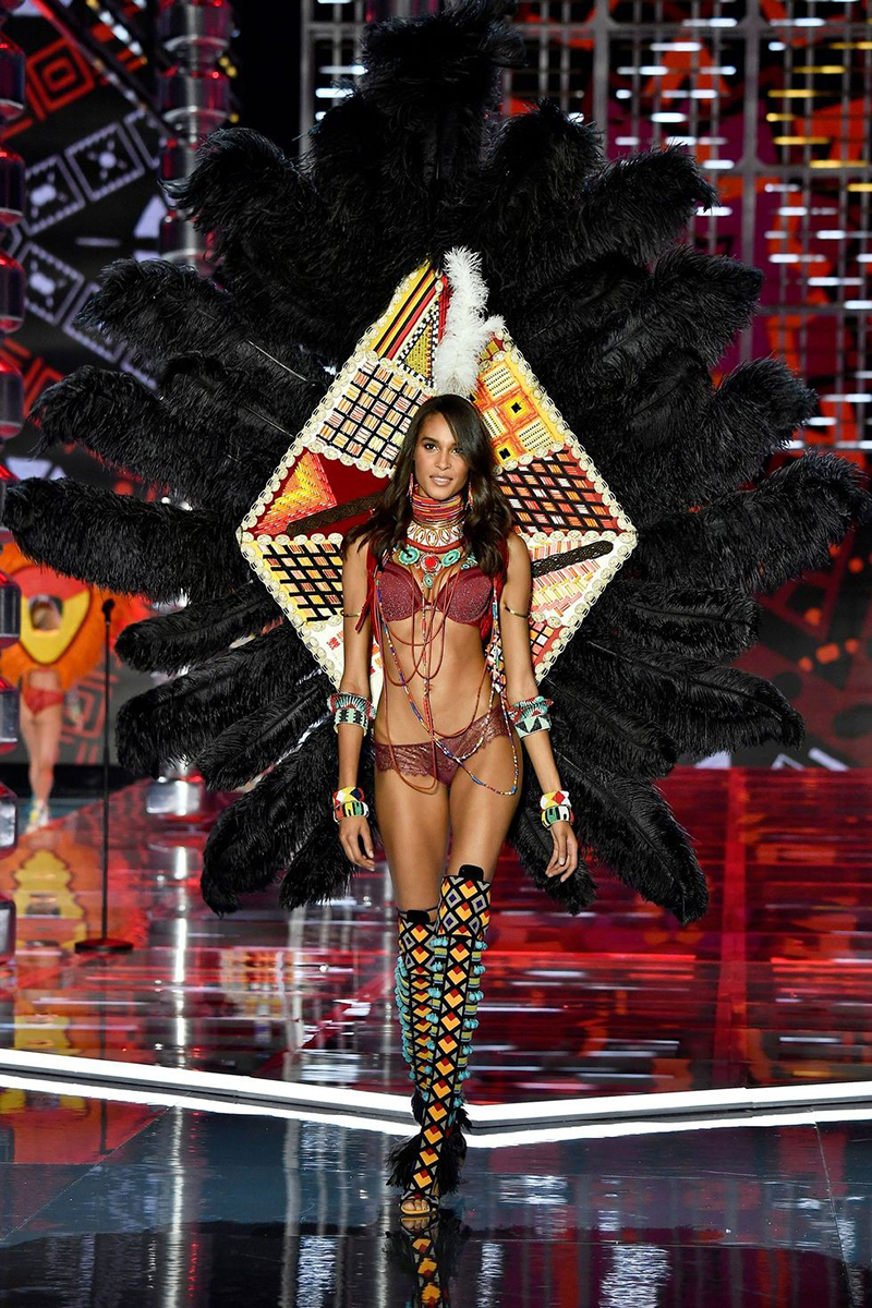Victorias Secret Fashion Show 2017 tràn ngập màu sắc rực rỡ, Lais Ribeiro quá đẹp với Fantasy Bra 2 triệu USD